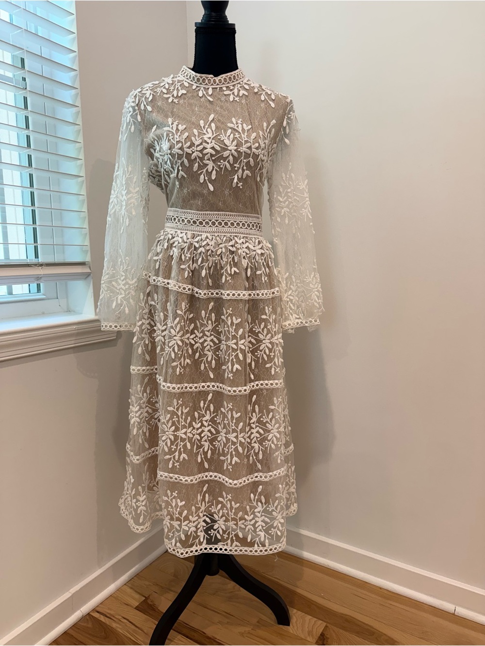 Ivy City White Embroidered Lace Midi Dress | Size Large